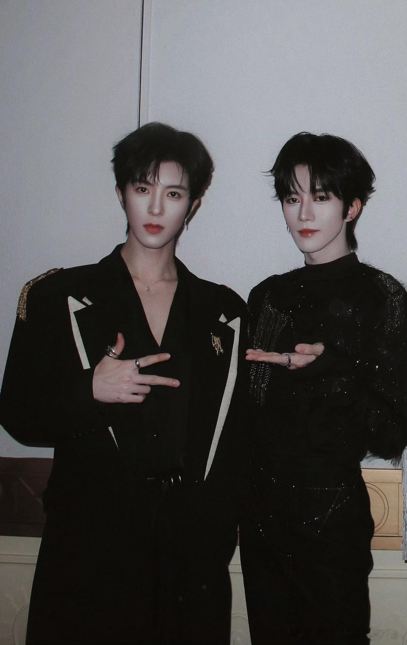 ⭐ 🍁 安徽-我在安徽祝黄星邱鼎杰出道100天快乐（简修四宫格） 