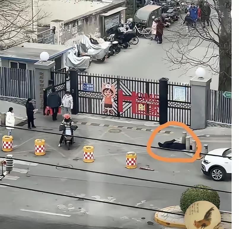 老人街头摔倒，路人围观却无人敢扶，这一幕真的太让人心酸了。
 
不是大家冷漠，也