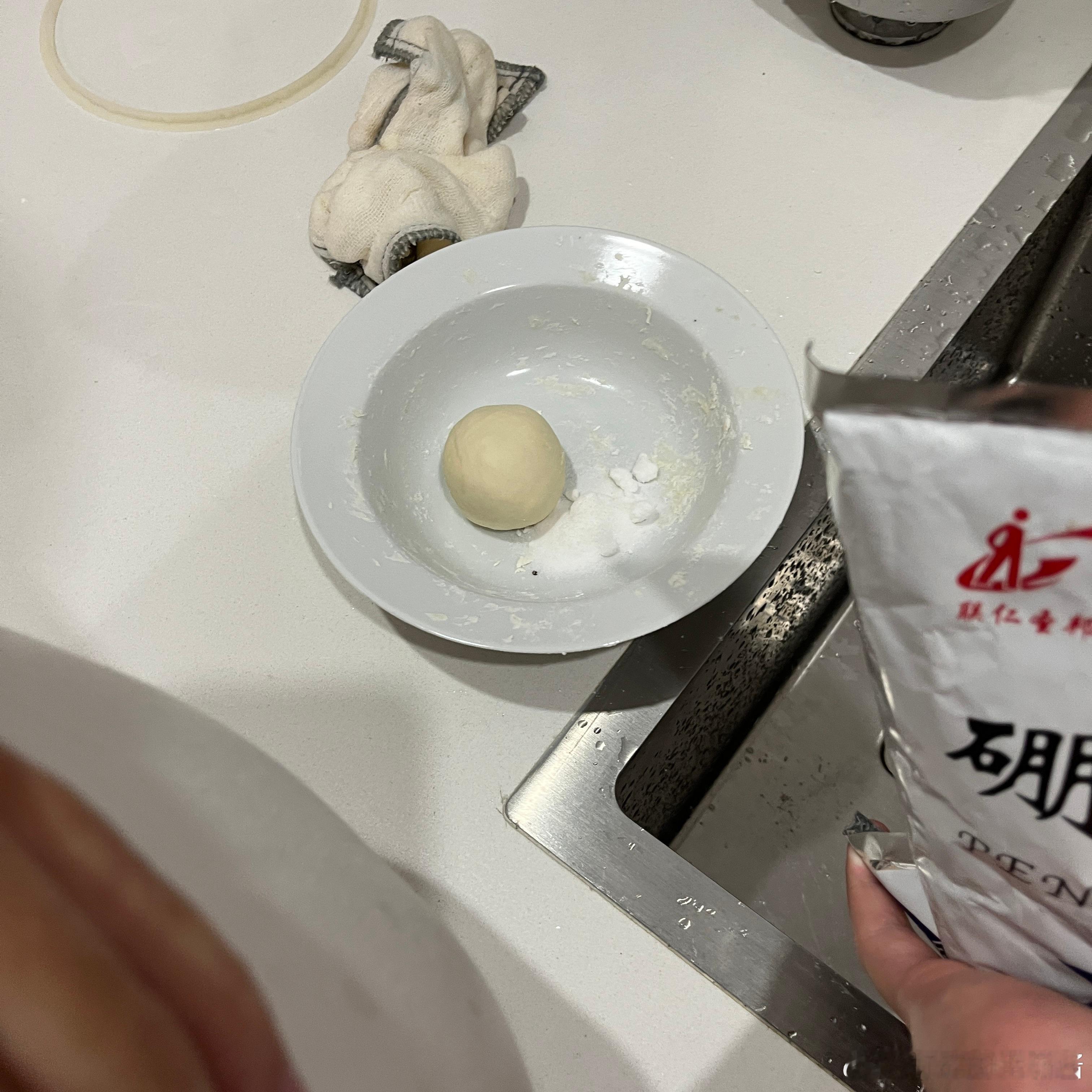 他说要给蟑螂做饭，我就晚两分钟起来看而已，人家已经捏好一个完美面剂子了，然后药还