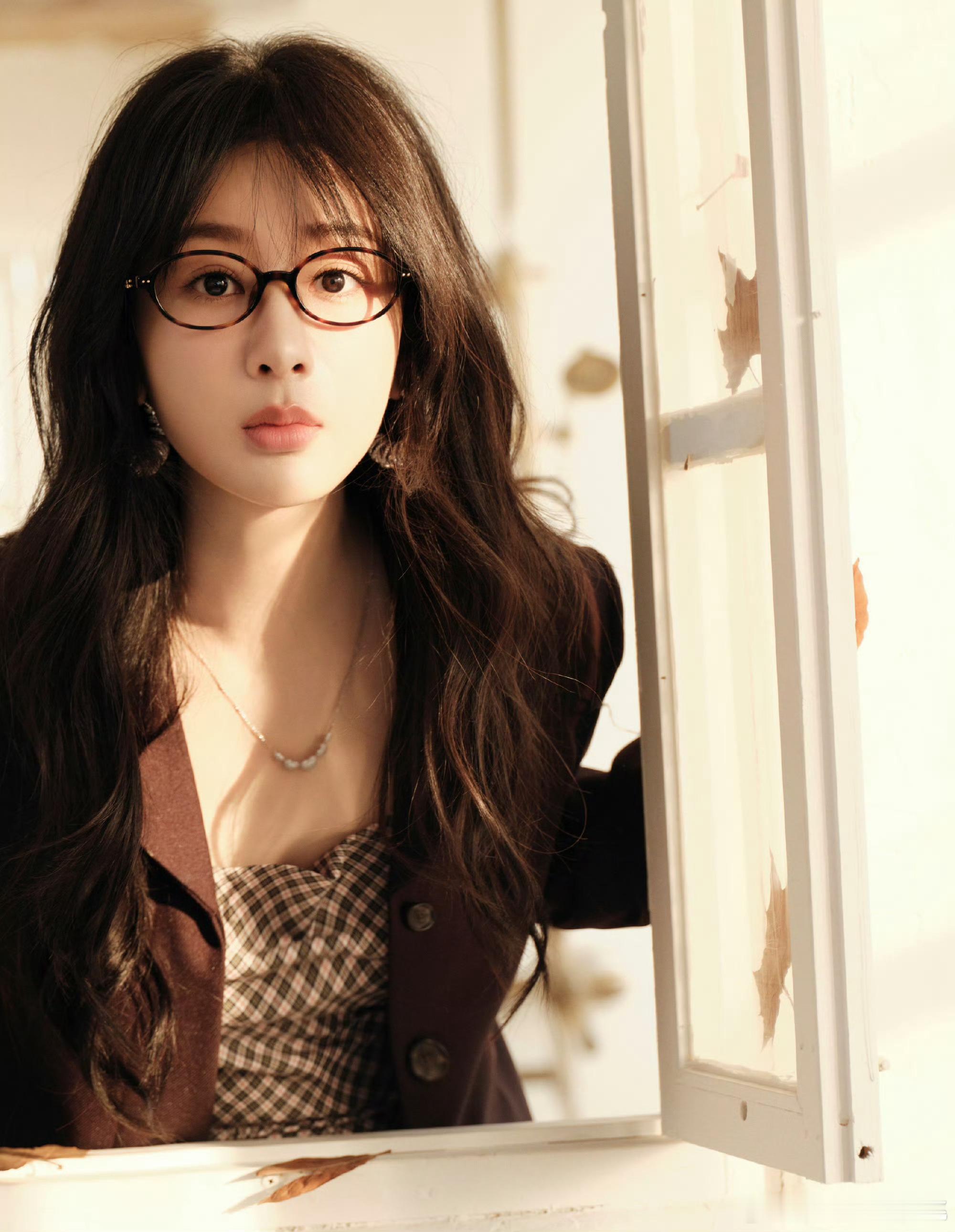 这么可爱是家紫么 全球代言人演绎暴龙眼镜大片，狙击你的心❤️❤️ 杨紫可萌可甜