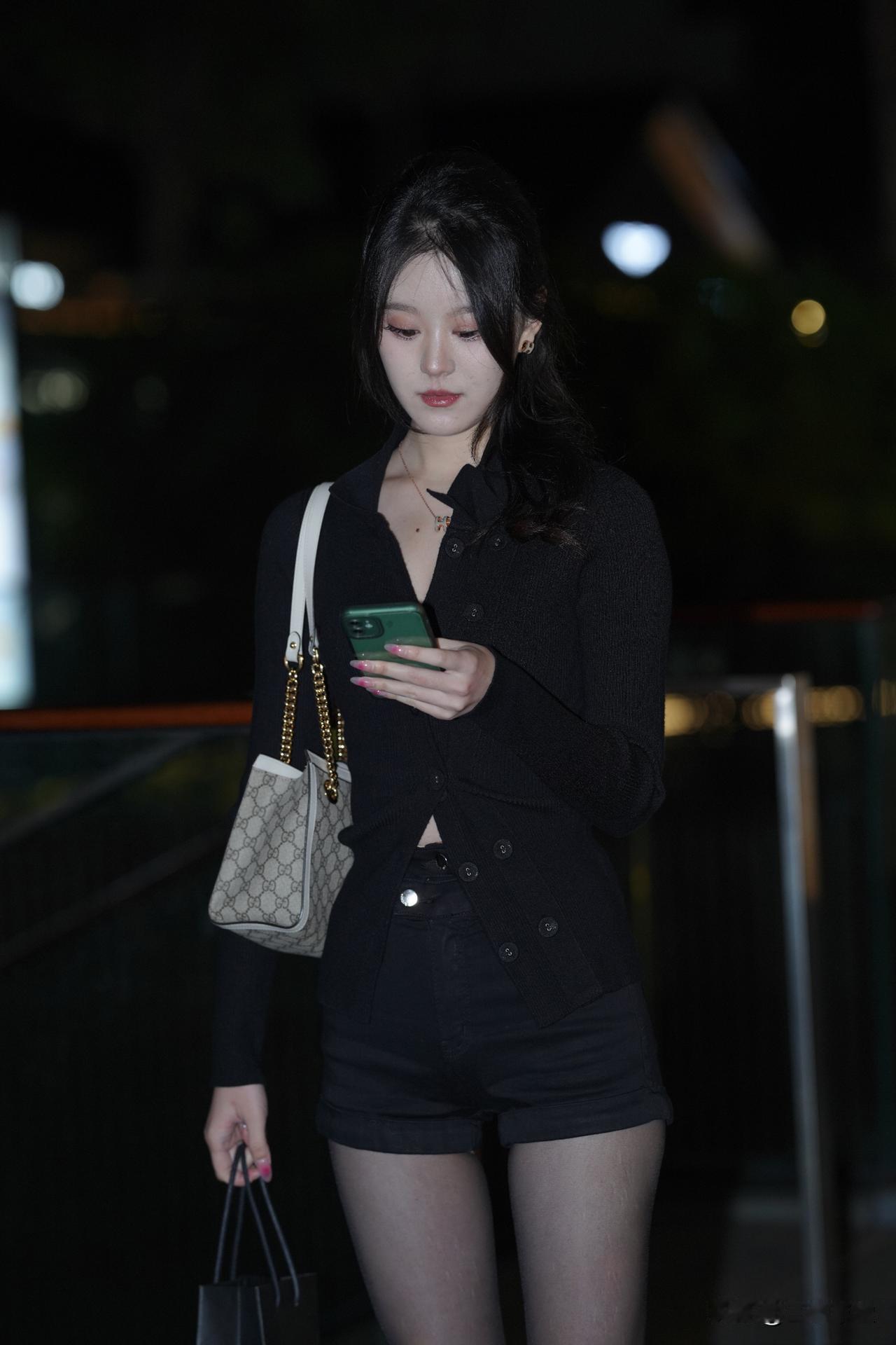 夜拍黑色热裤搭配短靴丝袜美腿小姐姐 ​​​！！！分享街拍小姐姐