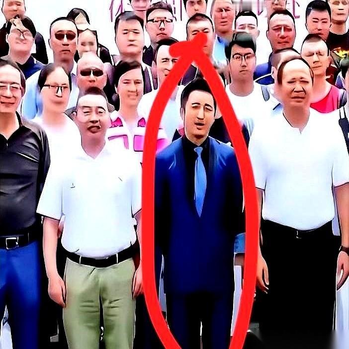 开会迟到5分钟不稀奇。
稀奇的是9点35分了，几百号人的名牌还全躺在角落的纸箱里