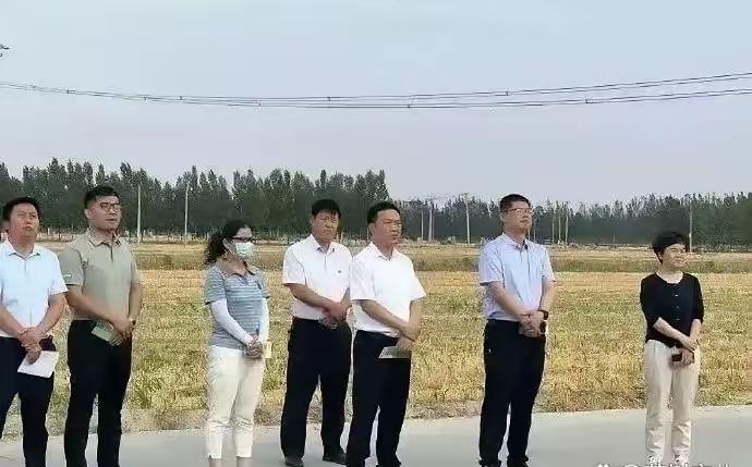 就想问一下大家，他们为什么都一个姿势?