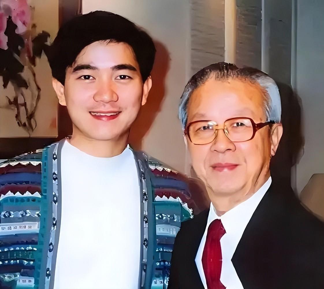 含着金汤匙出生，住着顶级豪宅，却觉得自己是个见不得光的外人。这种充满撕裂感的人生