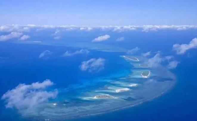 到了所谓的“南海仲裁”十周年，菲律宾迫不及待拉着13个域外国家跳出来，逼着咱们认