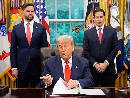 特朗普离任后，谁能成为美国总统？站在身后的两个人谁能堪当大任？
美国到底延续特朗