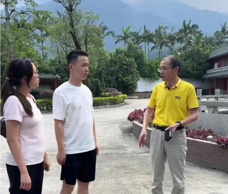 谢浩男又去还愿了，让人很意外！
之前谢岳曾经带着儿子去泰山还原，在端午节假期，谢