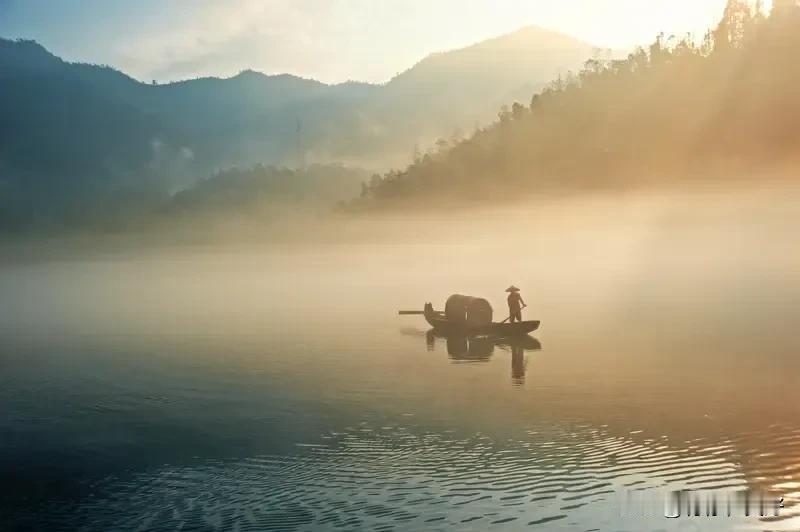 《七律  羁旅感怀》
此去京深何所营？半生羁旅似飞英。
江湖万里阴晴月，市井千秋