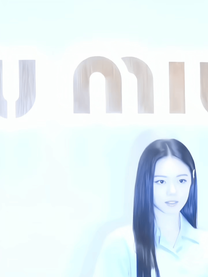 #赵今麦灰裙黑长直# 路人镜头下的麦麦真是有让人一见钟情的美貌，千金公主范儿，是