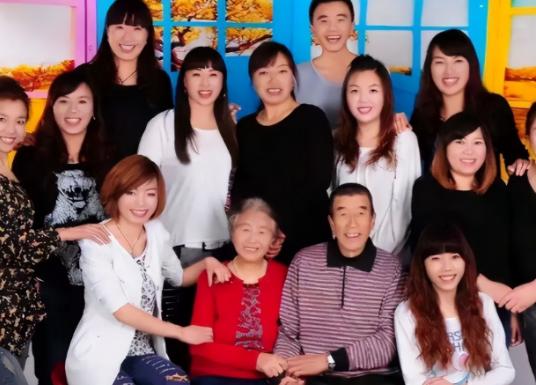 山西一对夫妻，生了11胎全是女儿，丈夫眼看妻子生不出儿子，无奈决定放弃，谁料，1