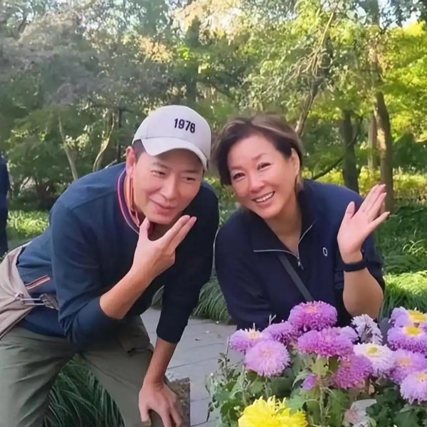 相守27年！李静戴军在近期公开确认了“余生一起养老”的约定，并已合买清迈别墅，强