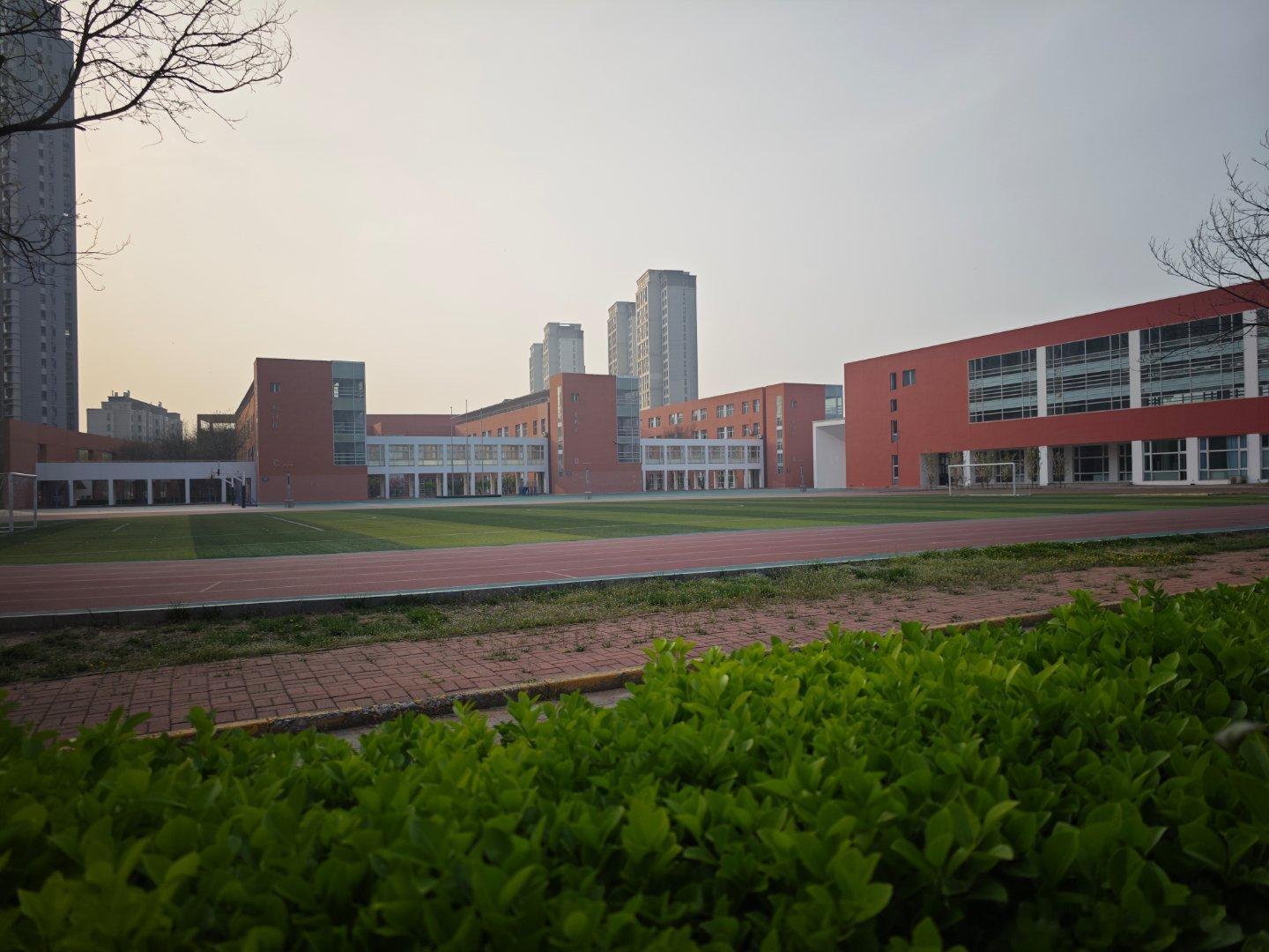 这里是泰达二小，15年8月，我在这做过志愿者，还在这个操场搭过帐篷，发过鞋子。 