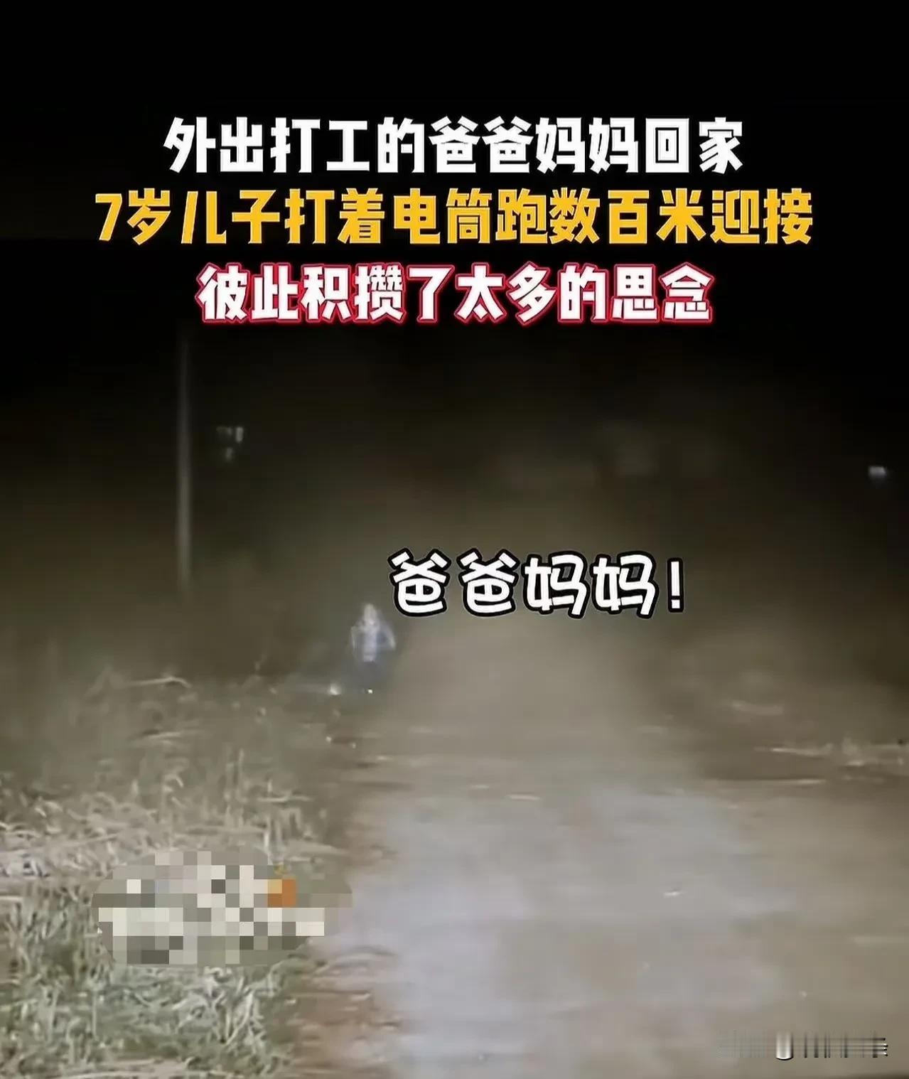 那一幕，仿佛瞬间穿越了时空的隔阂，把所有的疲惫和烦恼都融化在那一抹纯真的笑容里。