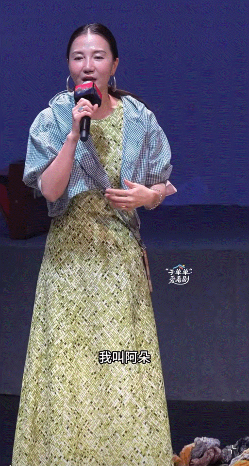 阿朵说林青霞是她的白月光林青霞夸阿朵 三个“非常”是最实在的肯定，一句白月光是最