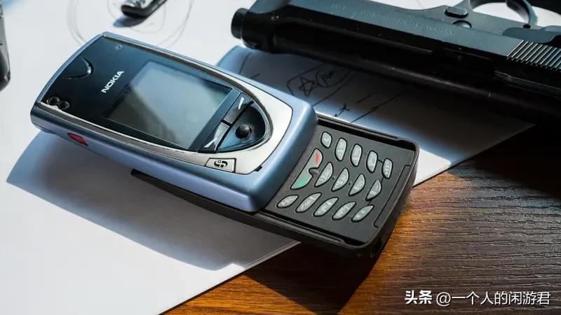 诺基亚。
诺基亚的翻盖手机。

在80后的20岁左右年纪，也就是2000年左右。