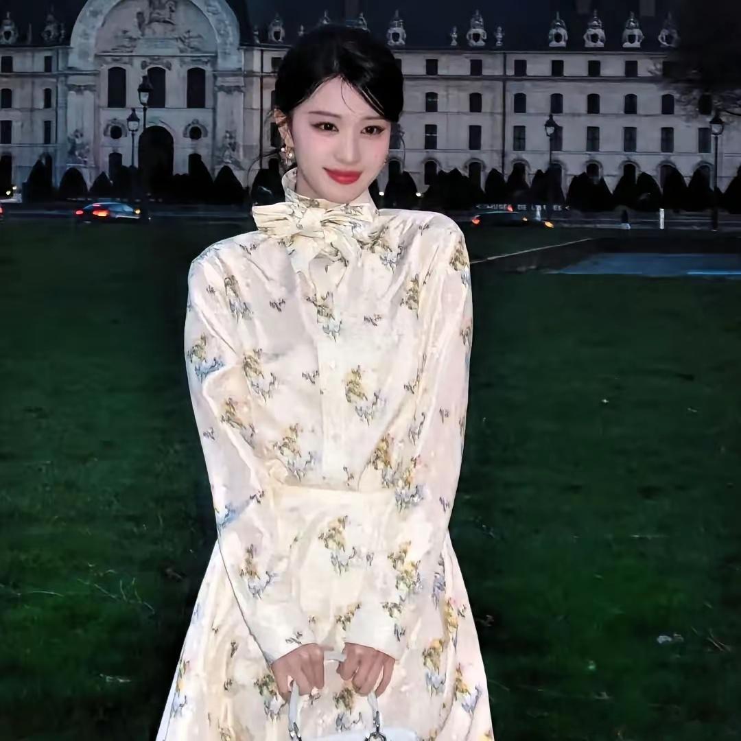 她俩穿的是同一件，但穿出了两种完全不同的命。迪奥这次给王楚然和周也推了同系列。站