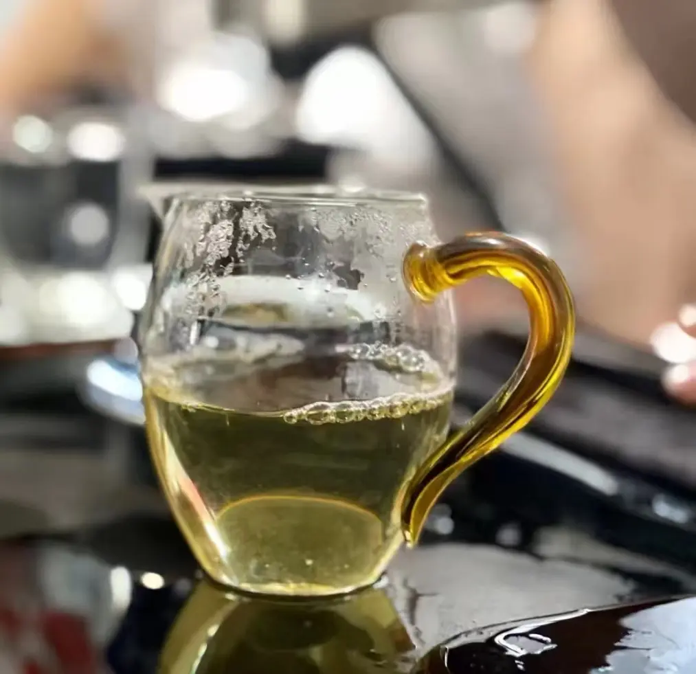 余生，寻一杯茶， 不惊不扰，从容且共。