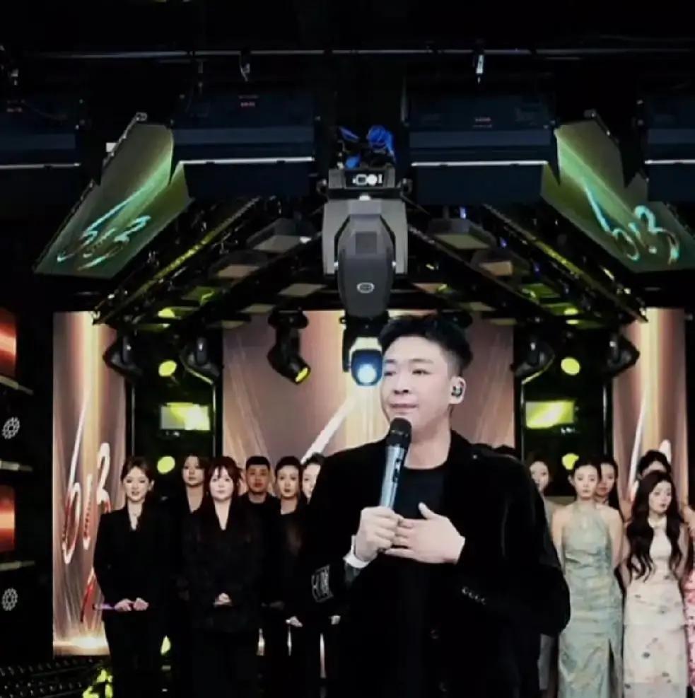 刘一手一开播就先把伽柏抬到C位，一句“没他我见不到四川可乐”把人情账摊在台面上。