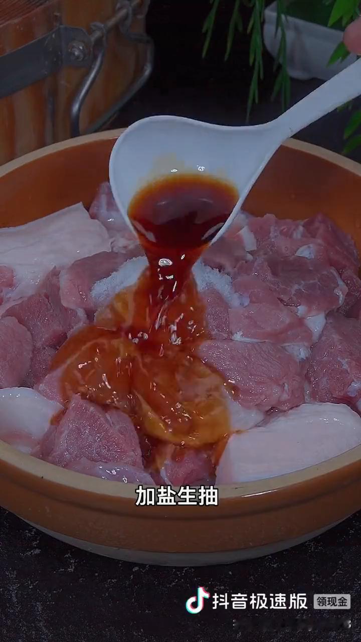 你一定要记住，我爷爷的奶奶告诉我，等你成家了一定要把清炖猪肉学会。今天我把藏在脑