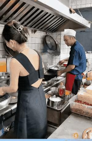 老板娘请我，不要工资的，管吃管住就行，我咸鱼做的咸香十足，客人赞不绝口！