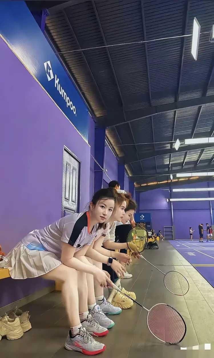 今天周五，傍晚到羽毛球馆打球。
才走进大门，就见几个陪打妹纸坐成一排。
看她们相