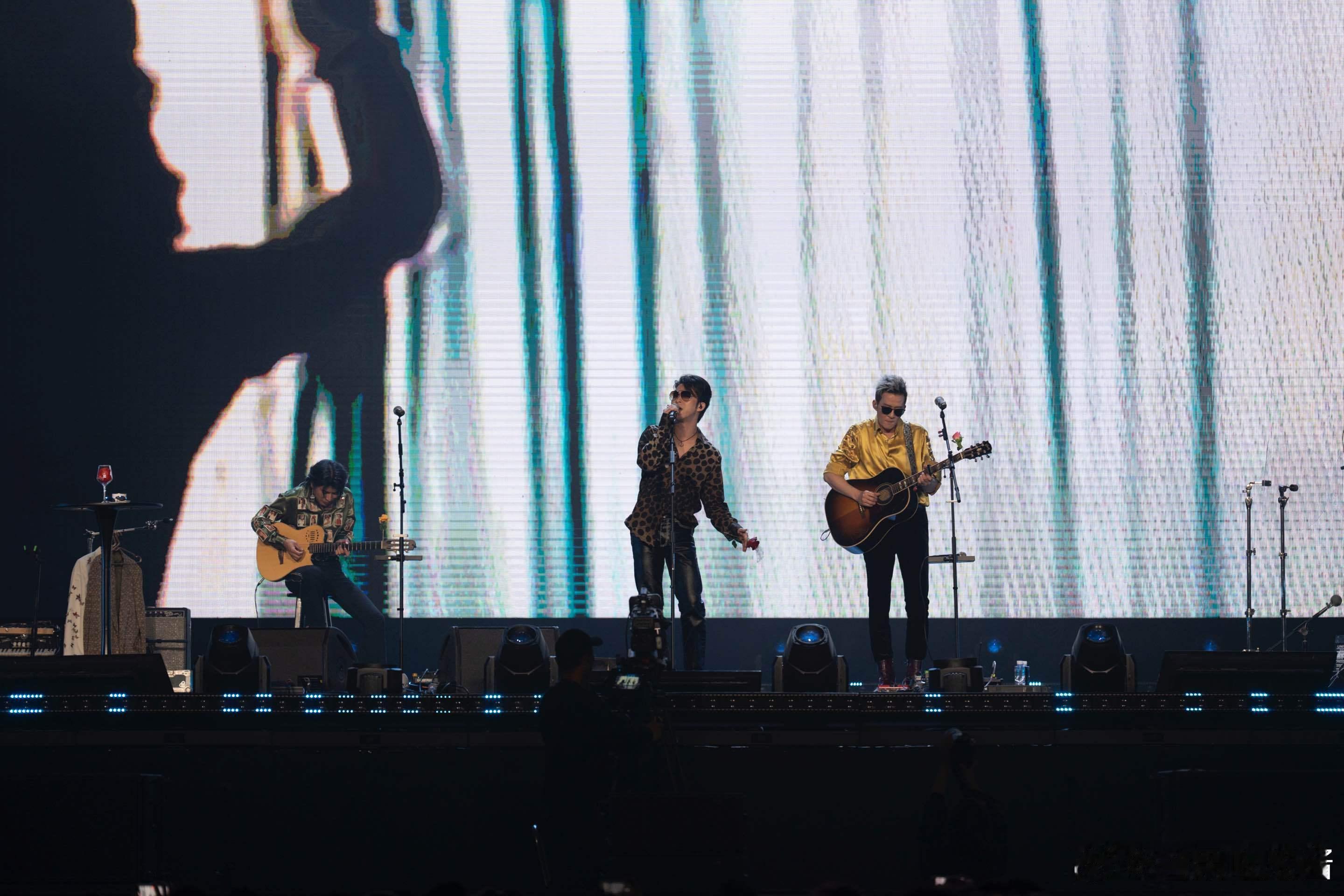 章宇唱跳首秀献给了五条人  这次五条人《大时代歌厅》的上海收官站带来了意想不到的