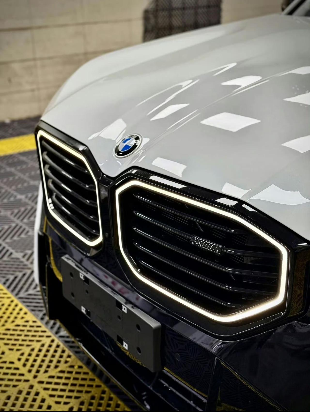 宝马XM 50e这发光大鼻孔，确实够抢眼！就像人群中突然冒出个奇装异服的人，想不