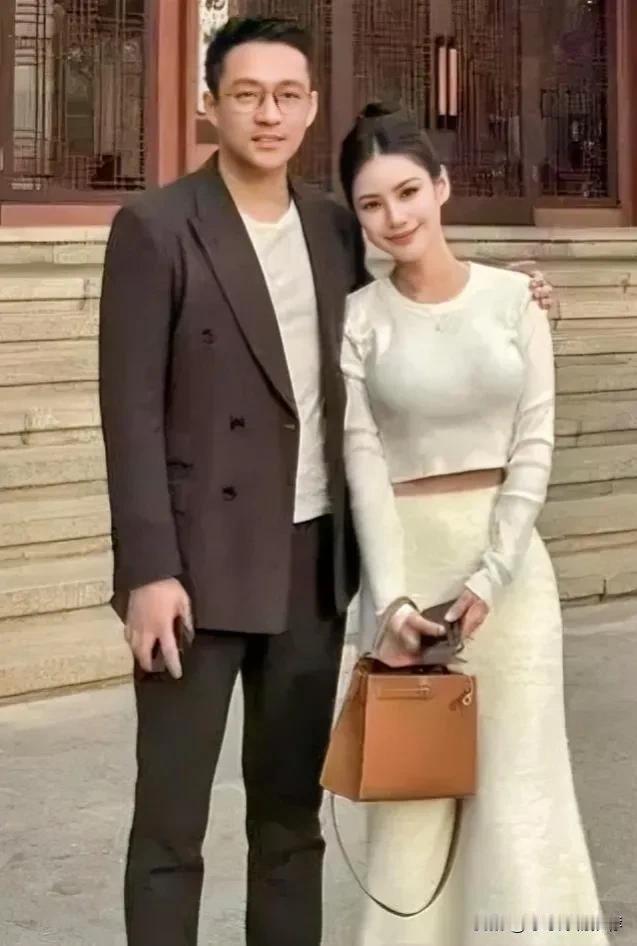 汪小菲和未婚妻如今各取所需，俩人都憋着一鼓劲儿，每天买买买，有时一天消费十几万[