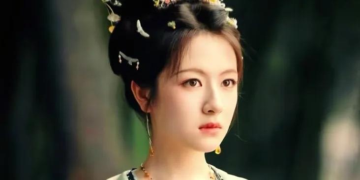 近日，网传李兰迪疑似退出丁禹兮主演的新剧《月都花落》，使得该剧后续走向备受关注，