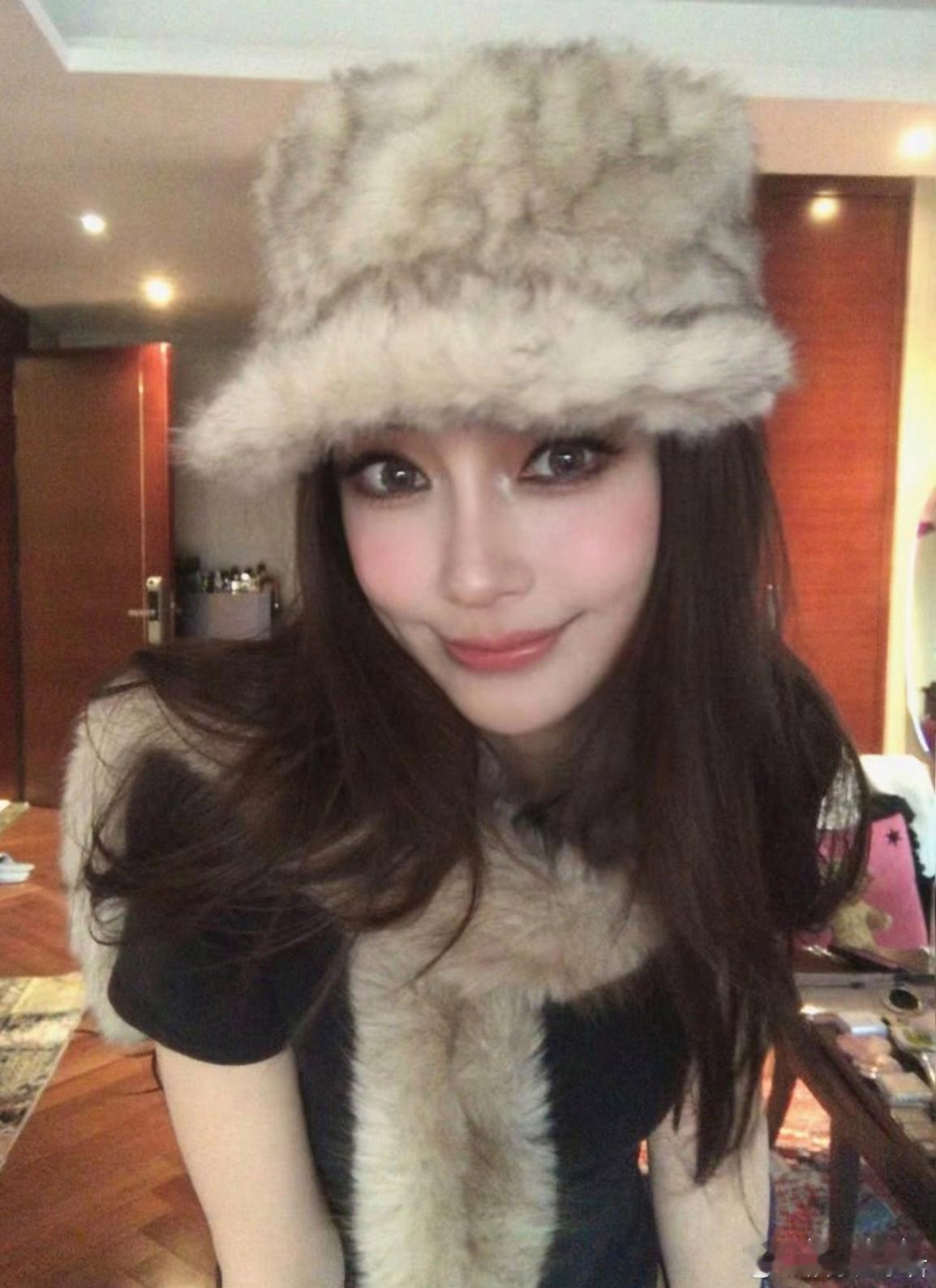 Angelababy妆Angelababy晒出几张烟熏妆的照片，不知道的还以为是