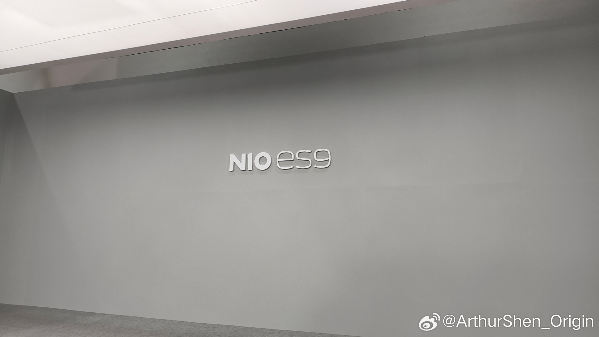 现在有些人鼓吹椅背屏不如吸顶平，觉得它不够大、会影响零重力座椅。如果大家还记得，