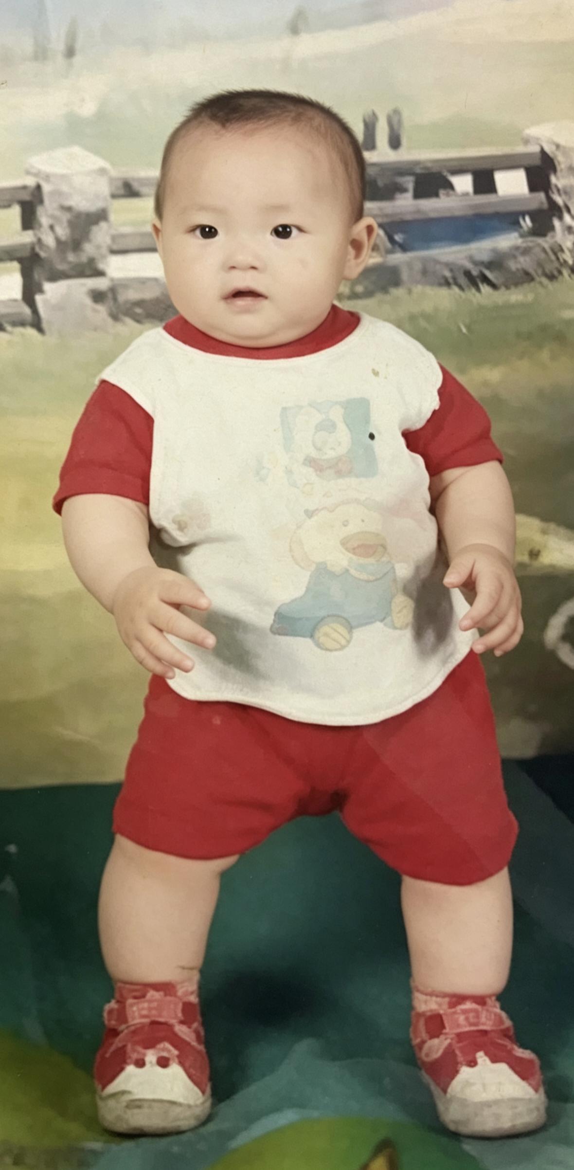 张俊豪（男）的父母是四川人，带着张俊豪（1999年7月20日出生）从四川到汕头市