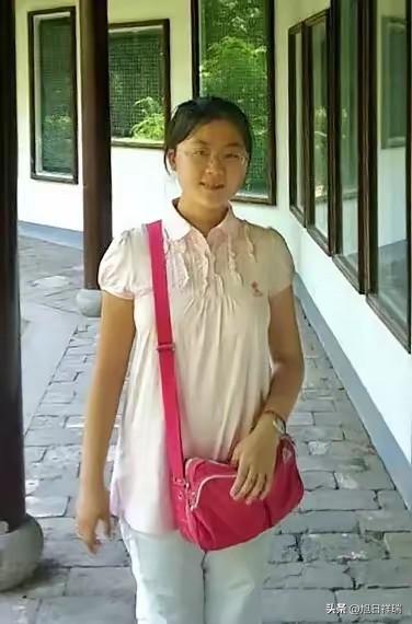 2013年，她勇夺辽宁省文科状元，随后被香港大学录取，并获得香港大学全额奖学金，