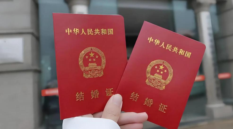今天七夕，天津南开区和津南区民政局直接给新人们送上了“领证大礼包”，这仪式感简直