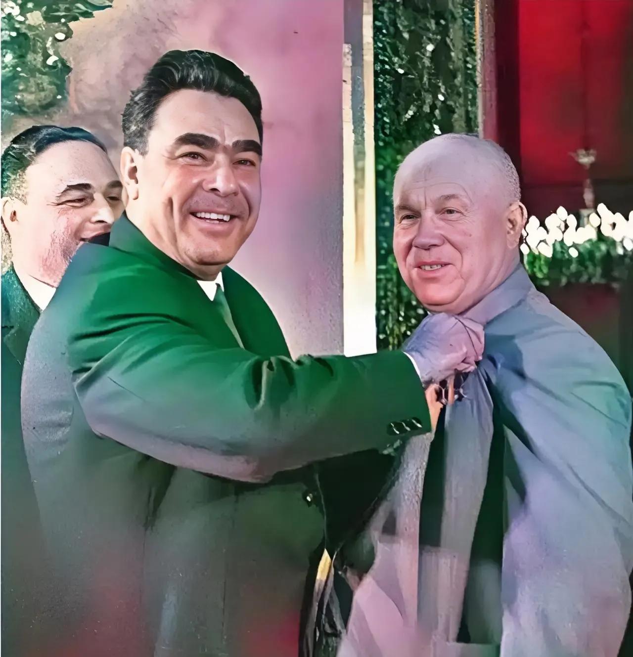 1961年，勃列日涅夫为赫鲁晓夫，佩戴劳动英雄勋章时，一张罕见的留影，他们微笑的