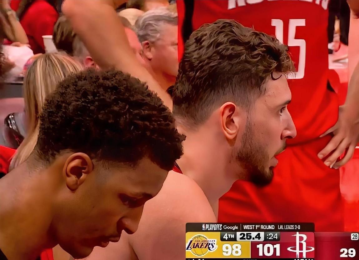 火箭在手握绝对胜势的局面下连续出现低级失误，亲手葬送到手的胜利，常规时间还剩三十