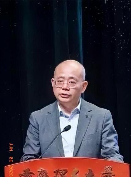 重庆理工副校长遇刺身亡
两位临近退休高校老师，一场悲剧撕碎职场现实。

6月5号