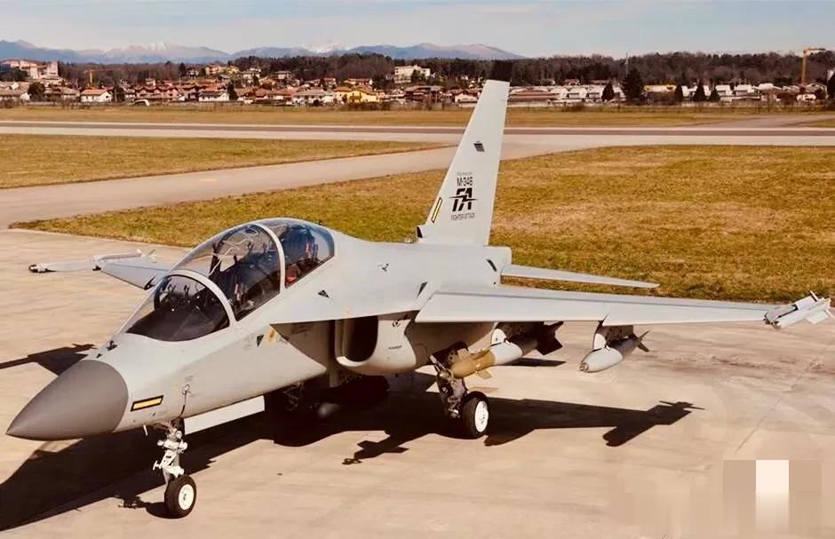  M－346是由意大利阿莱尼亚·马基公司研制的新一代高级教练机，它具有超越世界上