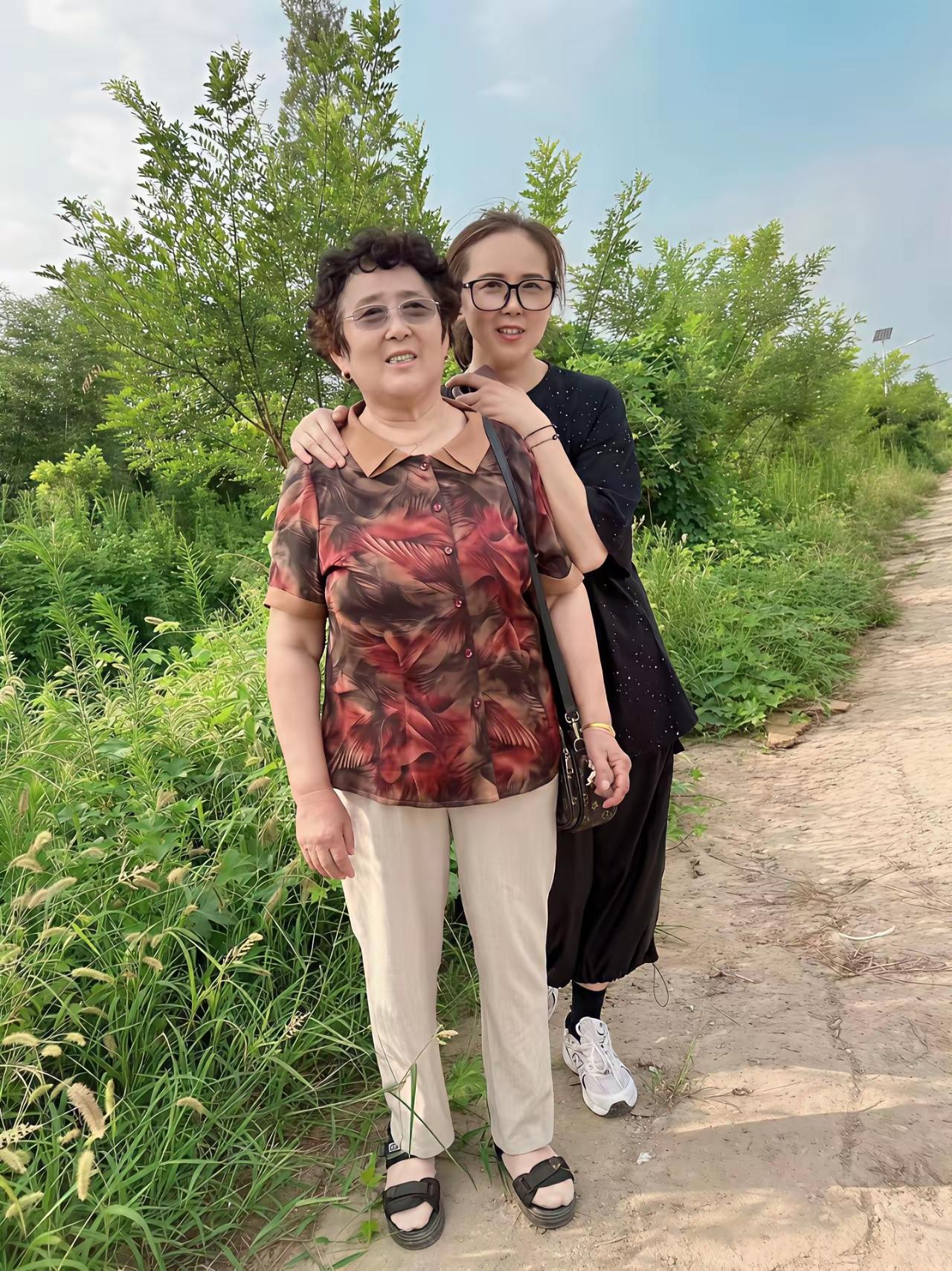 路边照张相，
回家裱进框。
君问啥关系？
母女像不像。