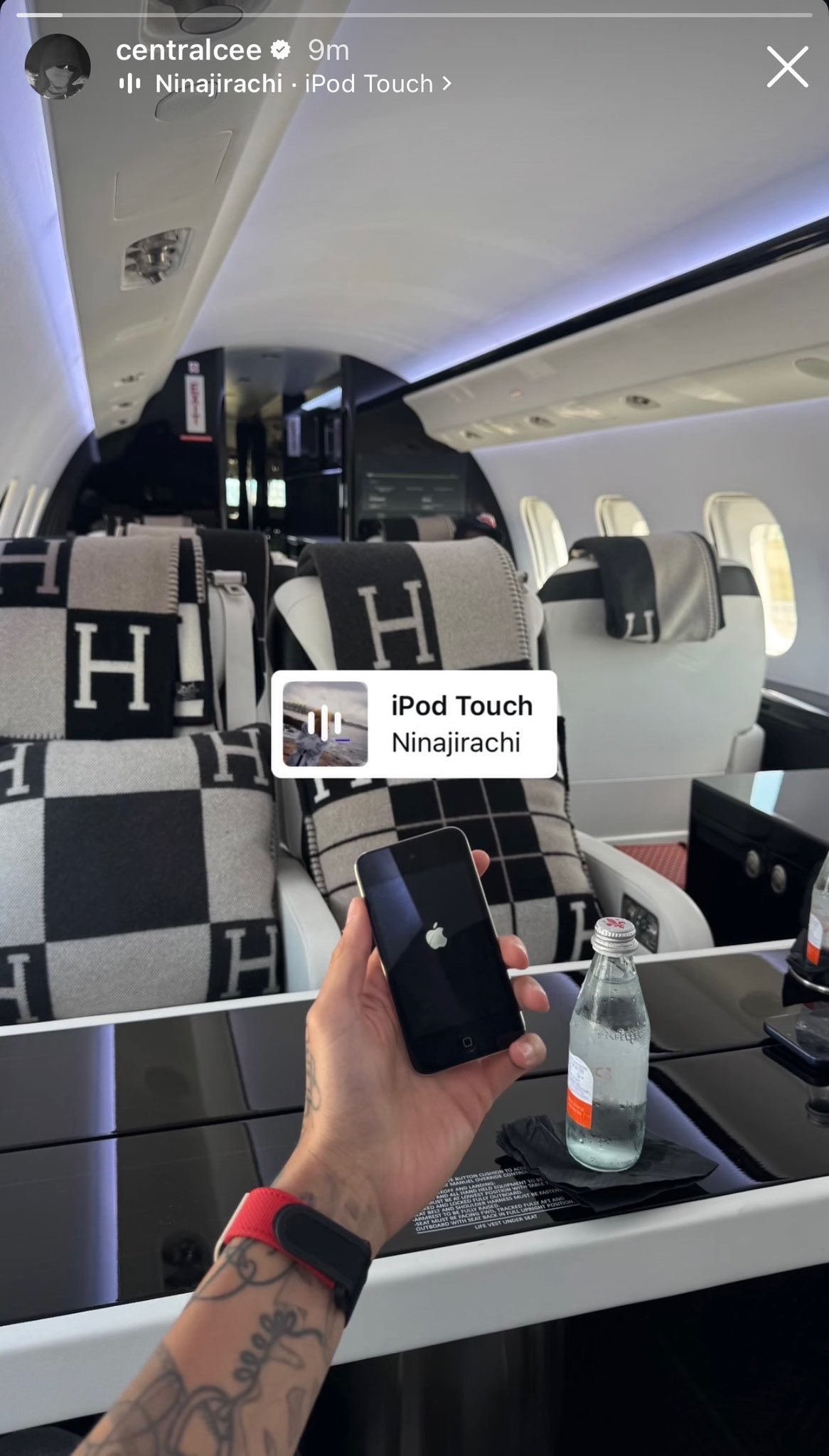 Central Cee 表示自己正在听 Ninajirachi 的 iPod T
