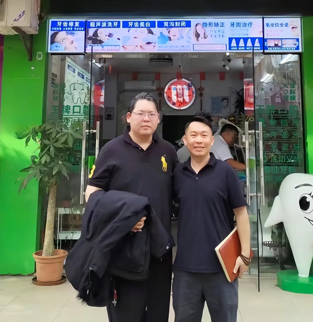 向佑现身小诊所补牙，身材发福神似向太，被父母拉黑后经济拮据？ 