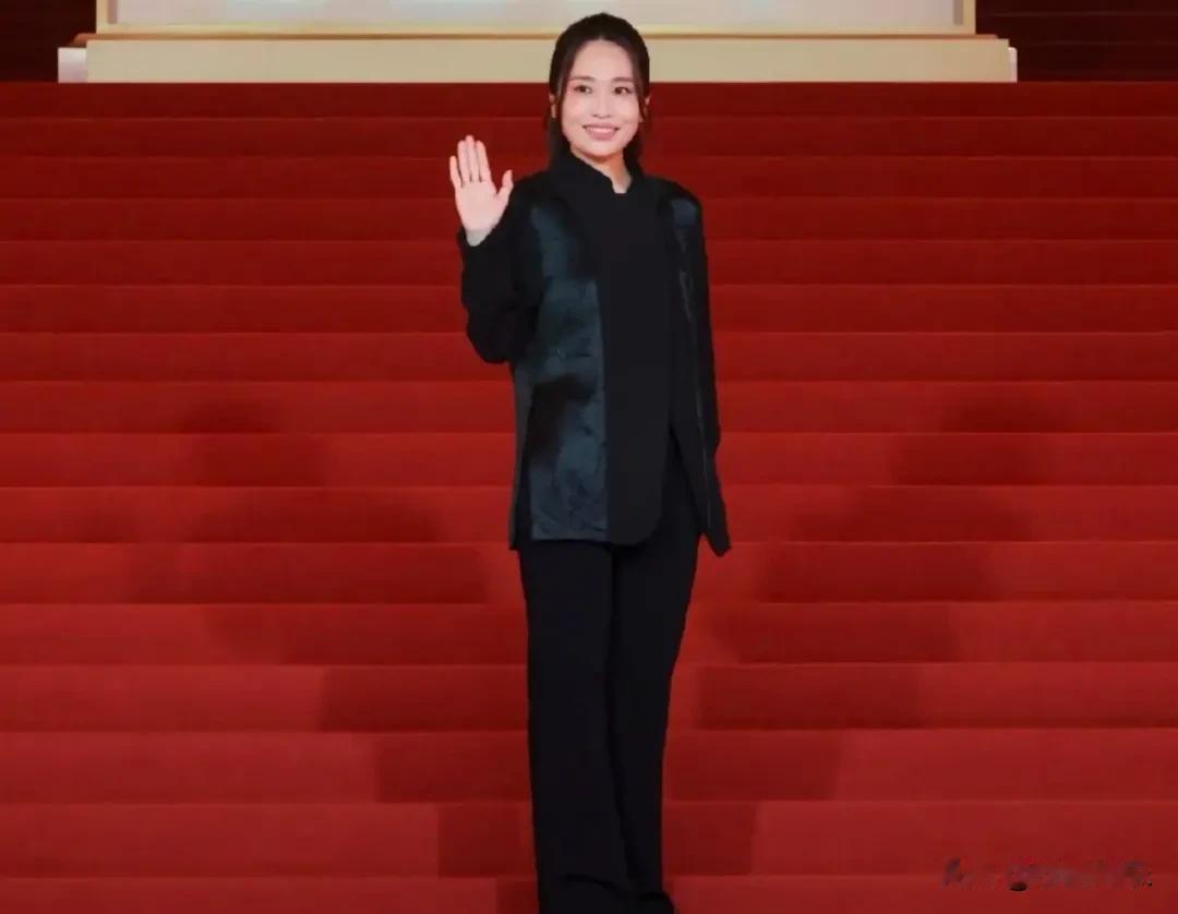 6月21日，76岁张艺谋冲上热搜！
这次不是因为小31岁娇妻，而是大女儿终于给他