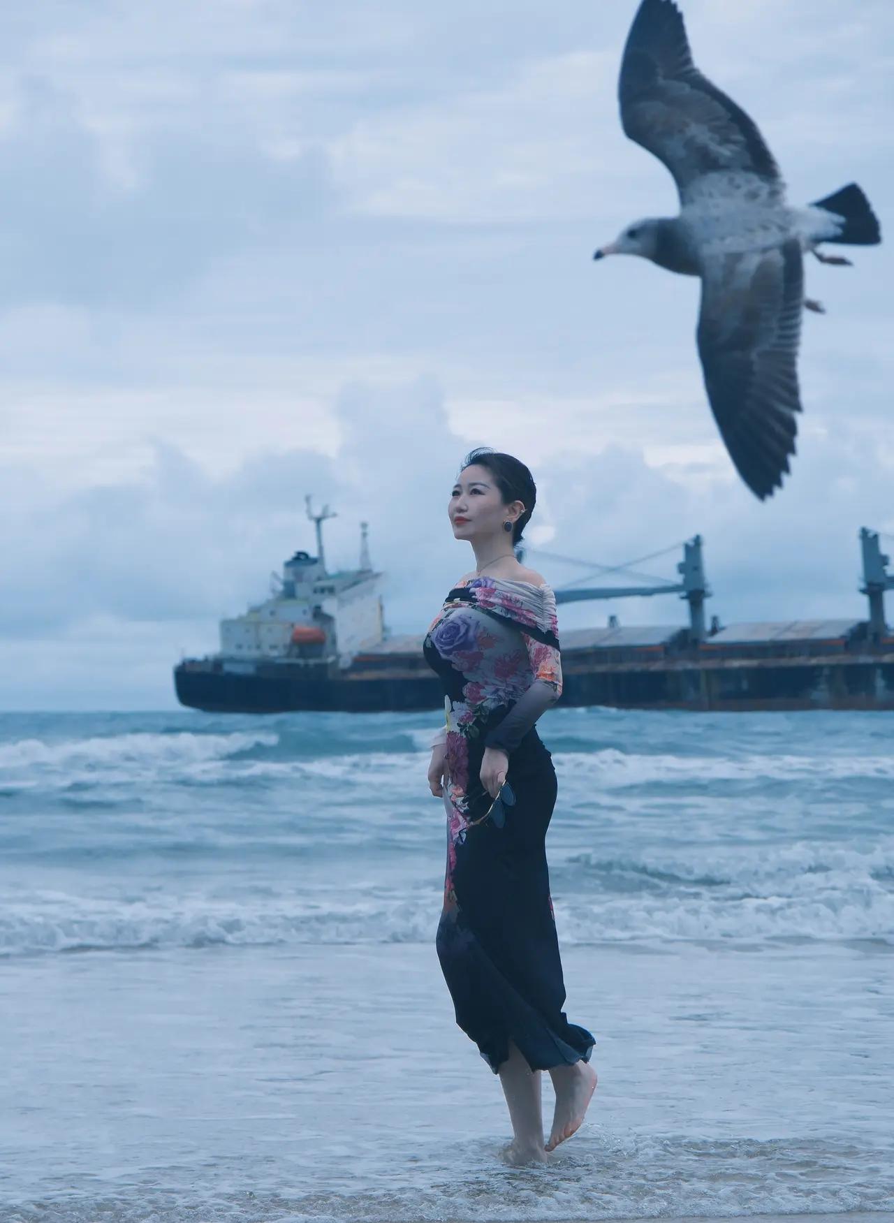 上联:酒里千秋梦，下联:请高手对海边万种情。