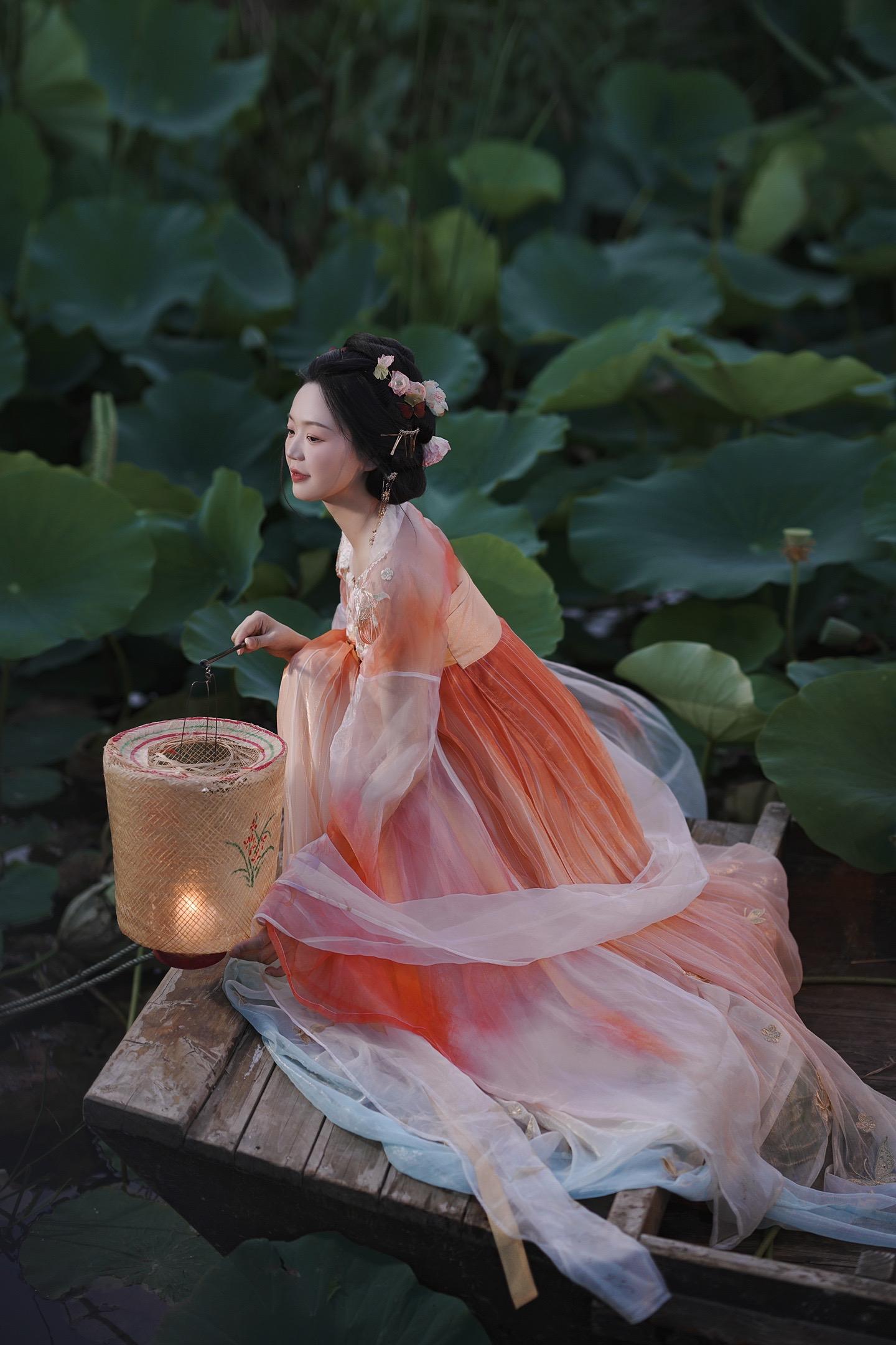“十里荷花带月看”