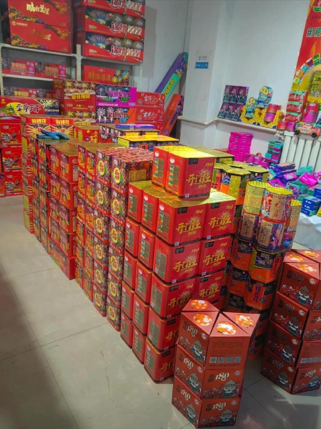 你觉得烟花爆竹是年味的体现吗？
我觉得烟花爆竹就是年味的体现。小时候过年，一到晚