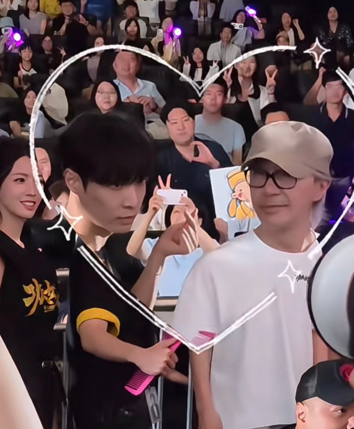 一群人合照呢 小妮子在后面比心心 被星爷发现了我以为星爷受不了他老表白 结果一转