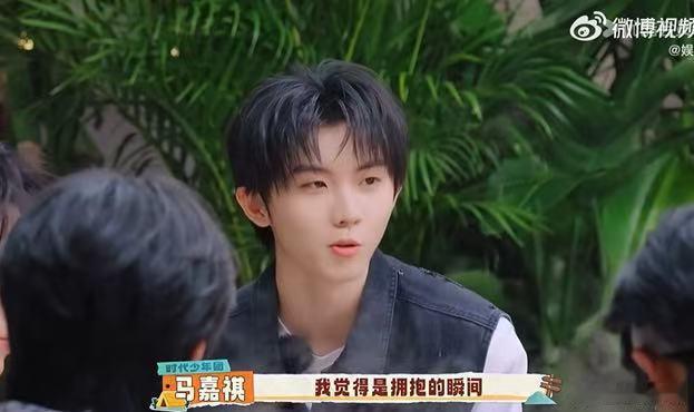 马嘉祺每次回家都会抱妈妈 一句“今晚要睡个好觉”，成为心底最柔软的记忆，也让他养