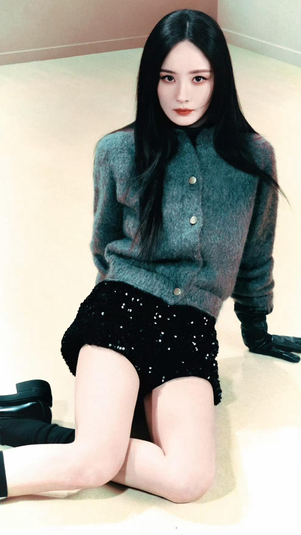 杨幂黑长直杨幂身着简约礼服，黑长直发型自然垂落，手持捧花缓步登场。柔光下清冷柔美