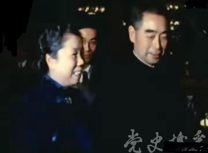 一张老照片藏动人风骨！众人举荐邓颖超当部长，周总理一句话断然拒绝
 
翻看留存的
