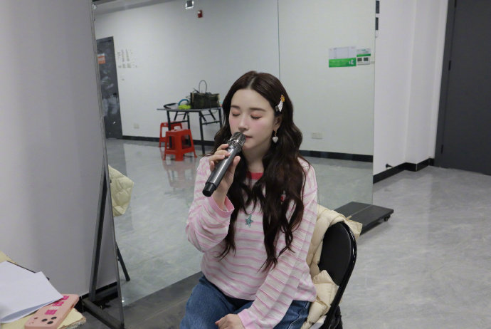 阚清子上浪姐舞台紧张阚清子紧张 阚清子上浪姐舞台紧张，妆造好美！不许紧张！！燥候